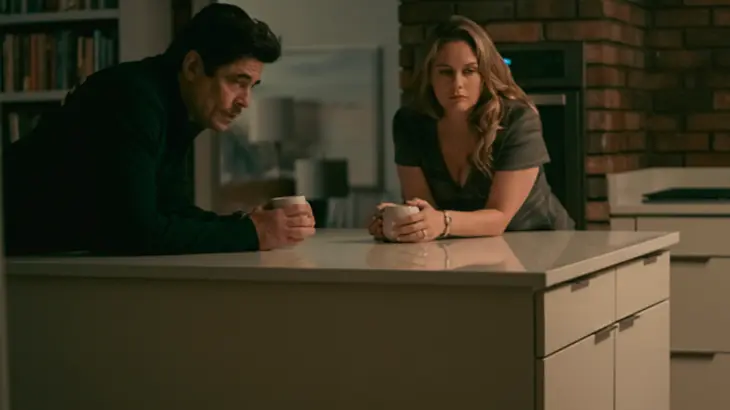 Benicio Del Toro y Alicia Silverstone en un misterio de asesinato. / Netflix