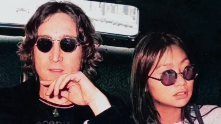 John Lennon and May Pang en The Lost Weekend_ A Love Story. / Briarcliff Entertainment