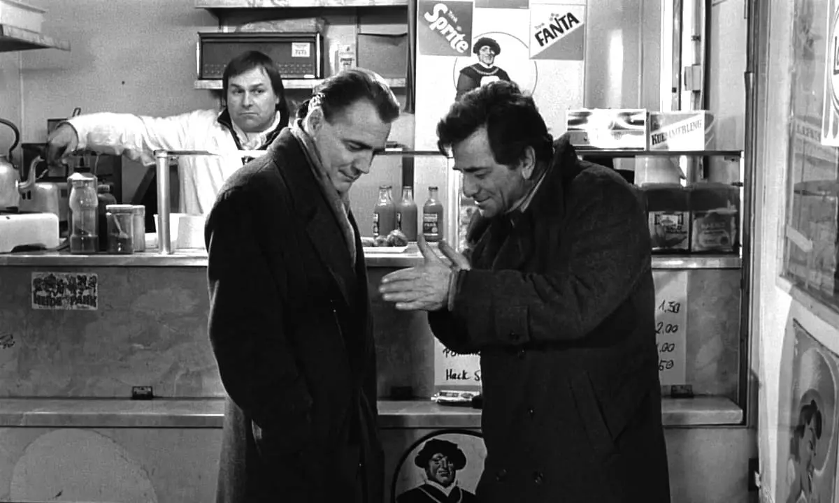 Fotograma de "El cielo sobre Berl&iacute;n", con Bruno Ganz y Peter Falk