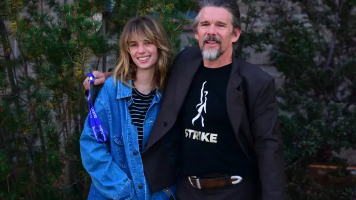 Maya Hawke y Ethan Hawke asisten al estreno mundial de Wildcat. / RRSS