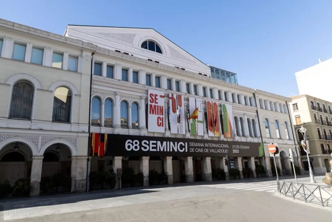 Teatro Calderon engalanado con la cartelería de la 68 edición de la Seminci. / Seminci