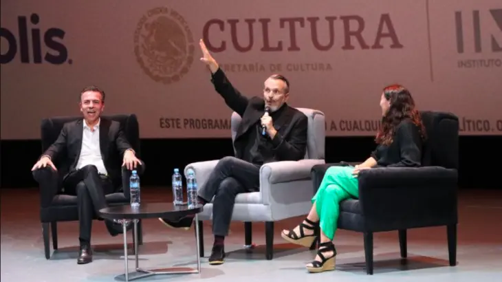 Miguel Bos&eacute; en el recuerda el cl&aacute;sico Tacones lejanos. / FICM