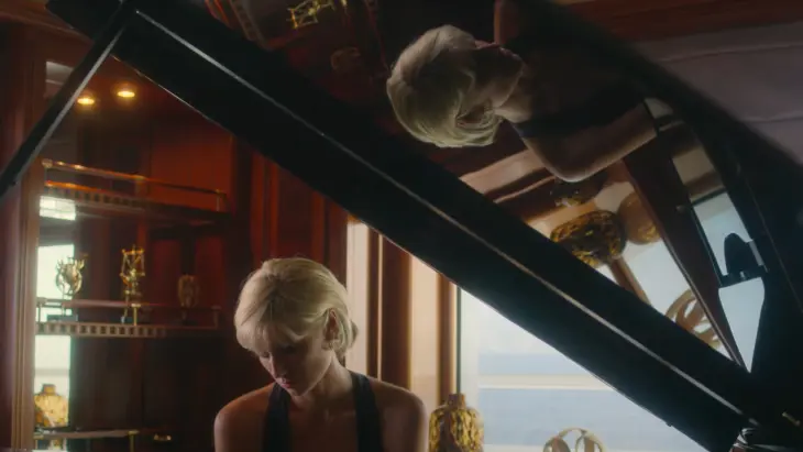 Elizabeth Debicki como la princesa Diana en la quinta temporada de The Crown. / Netflix