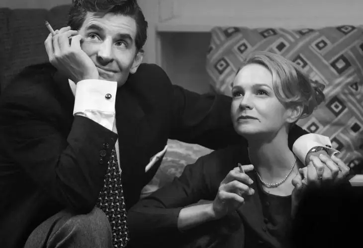 Bradley Cooper y Carey Mulligan, en la pel&iacute;cula Maestro. / Netflix.