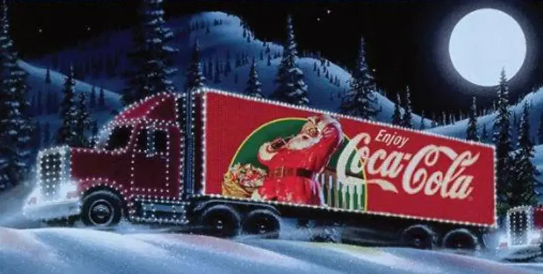 Un camión de la Coca-Cola iluminado para un spot. / Coca-Cola