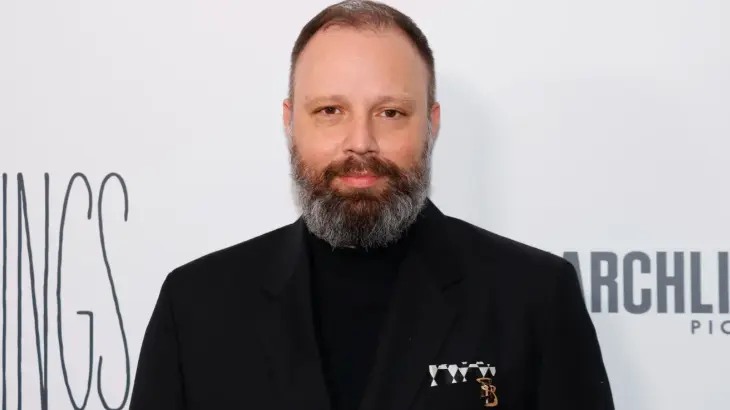 Yorgos Lanthimos en la premiere de Pobres criaturas. / IMDb