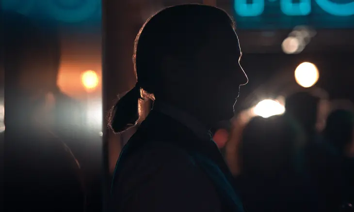 Daniel Br&uuml;hl sorprende con su caracterizaci&oacute;n de Karl Lagerfeld. / Disney Plus