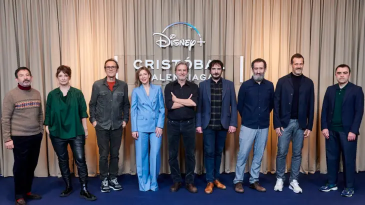 Alberto San Juan y el equipo presentan la serie en un elegante photocall en Madrid. / Disney Plus