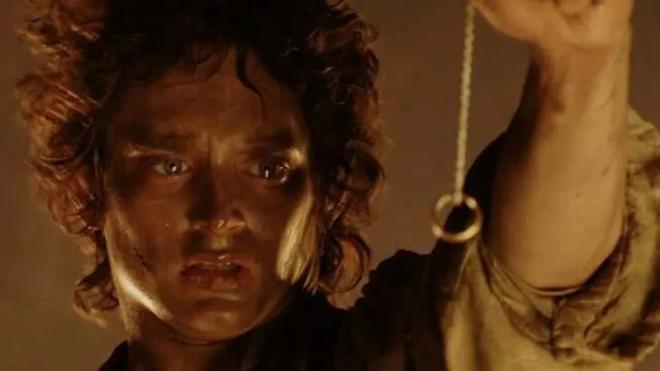 Frodo en una de las escenas m&aacute;s m&iacute;ticas de la trilog&iacute;a. / Productora