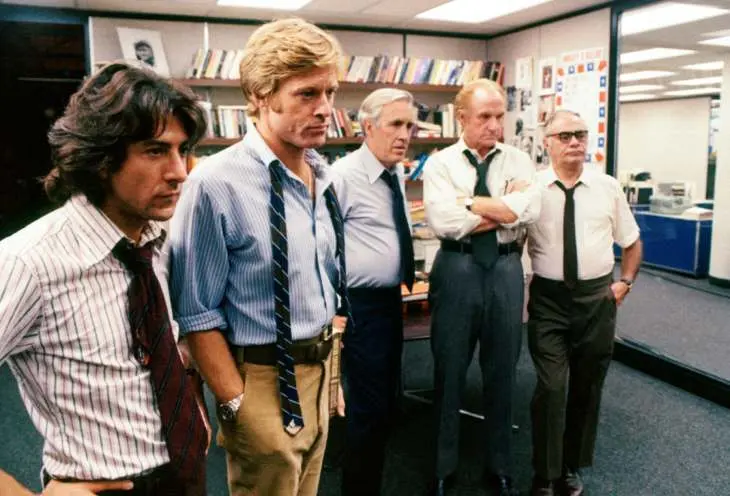 Dustin Hoffman, Robert Redford, Martin Balsam, Jason Robards y Jack Warden en Todos los hombres del presidente (1976). / Productora