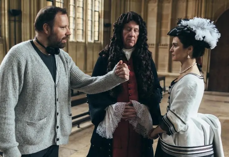 Yorgos Lanthimos, director; junto a Rachel Weisz, actriz, durante el rodaje de La favorita. / RR SS.
