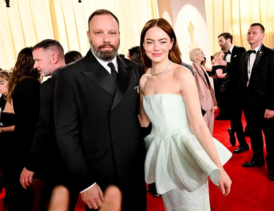 El director Yorgos Lanthimos y la actriz Emma Stone. / oscars.org