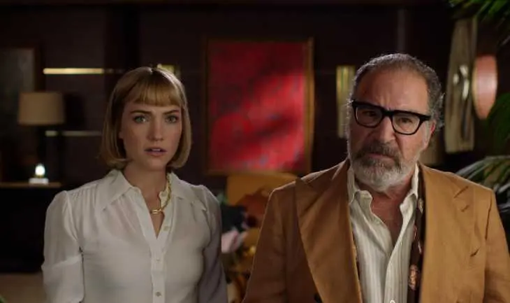 Mandy Patinkin y Violett Beane en La muerte y esas cosas (2024). / IMDb