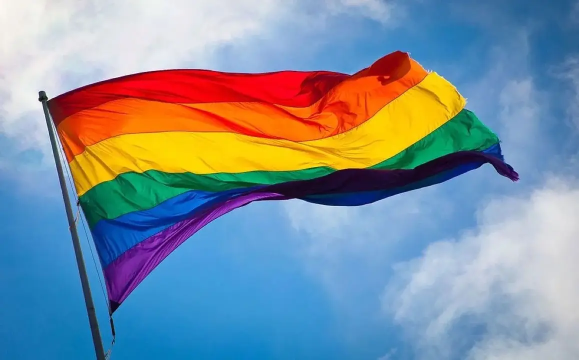 Bandera con los colores del arco&iacute;ris. / RR SS