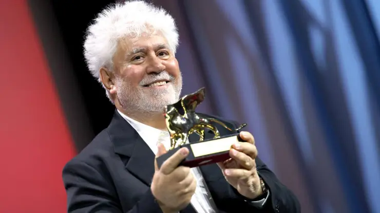 Pedro Alod&oacute;var con el Le&oacute;n de Oro. / RRSS