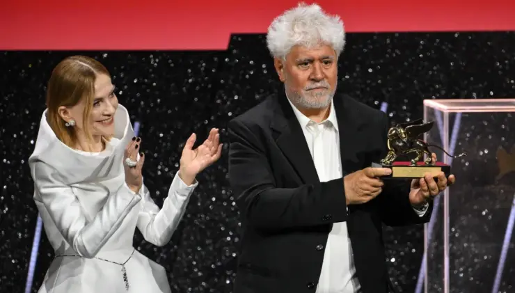 Pedro Almod&oacute;var triunfa en Venecia. / RRSS