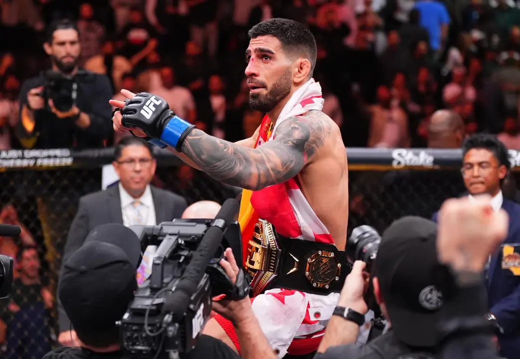 Ilia Topuria celebrando el t&iacute;tulo de campe&oacute;n de la UFC. / @Twitter