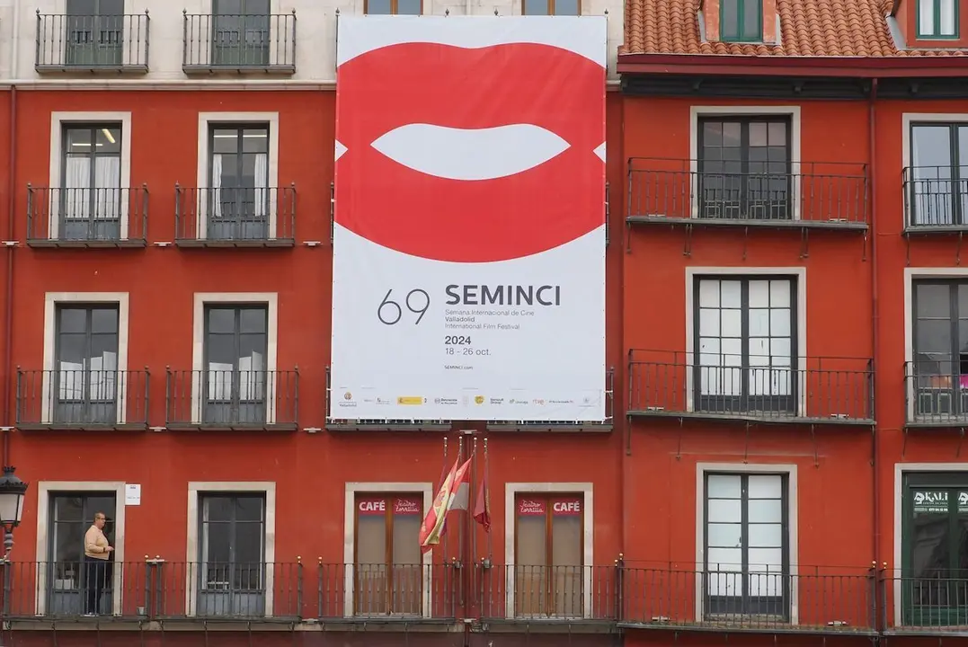 Plaza Mayor de Valladolid con cartel de la Seminci.
