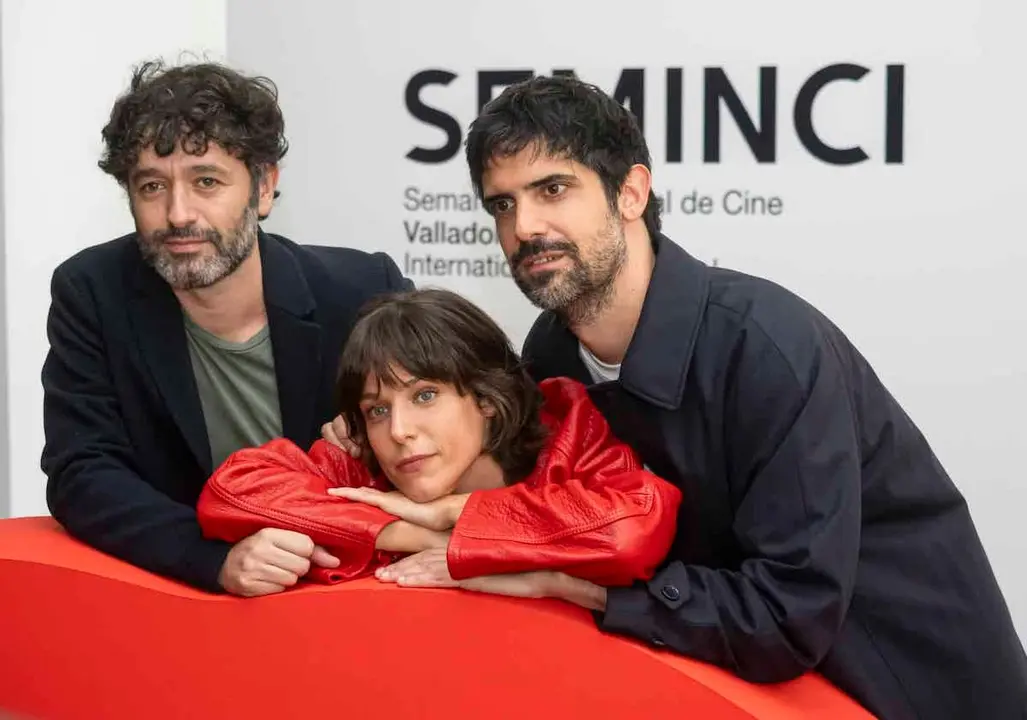 Rodrigo Sorogoyen, creador de Los años nuevos, junto a los actores Íria del Río y Francesco Carril. / Photogenic