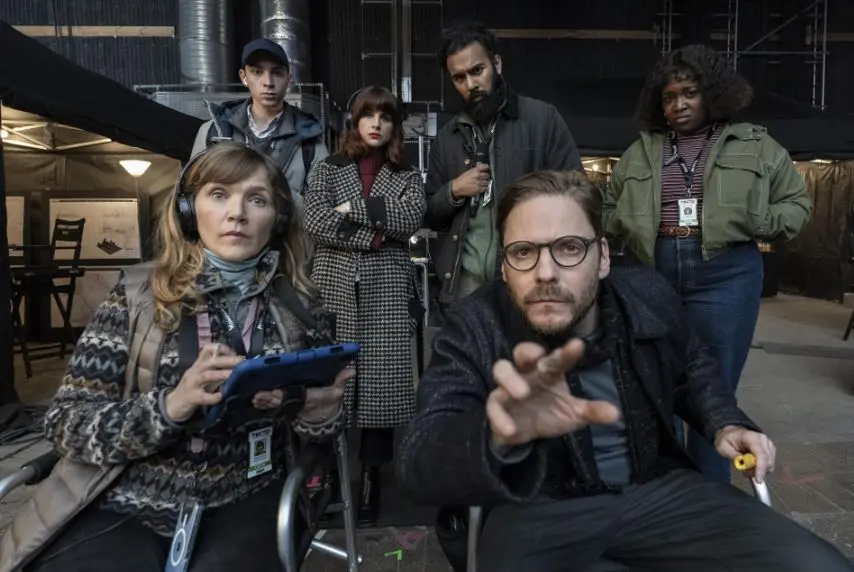 Daniel Br&uuml;hl, Jessica Hynes, Aya Cash, Himesh Patel, Isaac Powell y Lolly Adefope en La Franquicia (2024) / IMDb