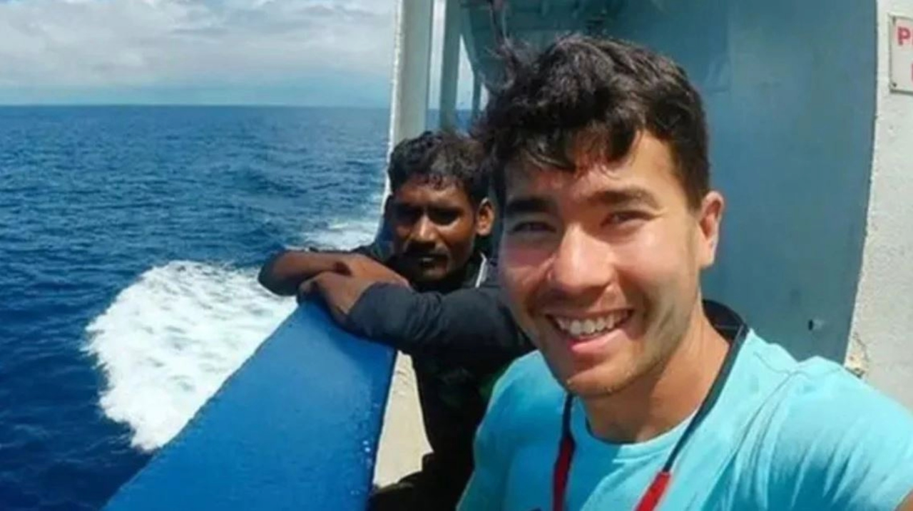 John Chau y un pesquero.