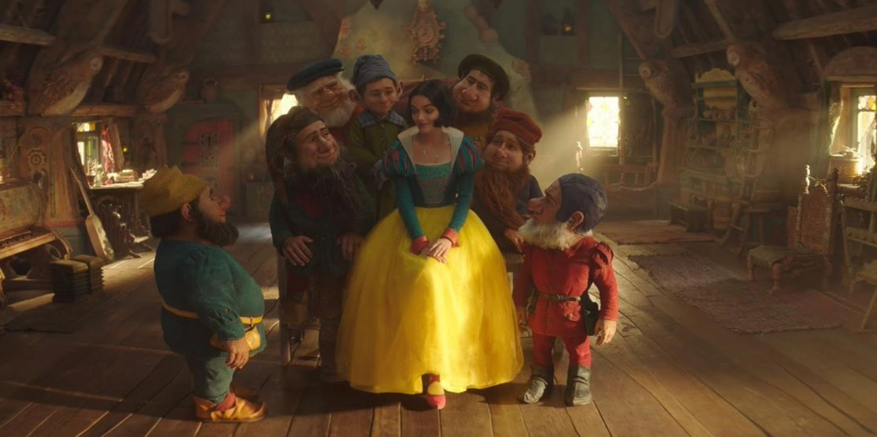 Jason Kravits, Martin Klebba, Jeremy Swift, Rachel Zegler, Andrew Barth Feldman, Andy Grotelueschen, Tituss Burgess, y George Salazar en Blancanieves (2025) / IMDb