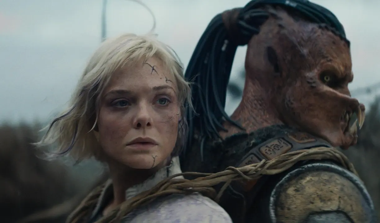 P&oacute;ster de Predator: Badlands. / RR SS