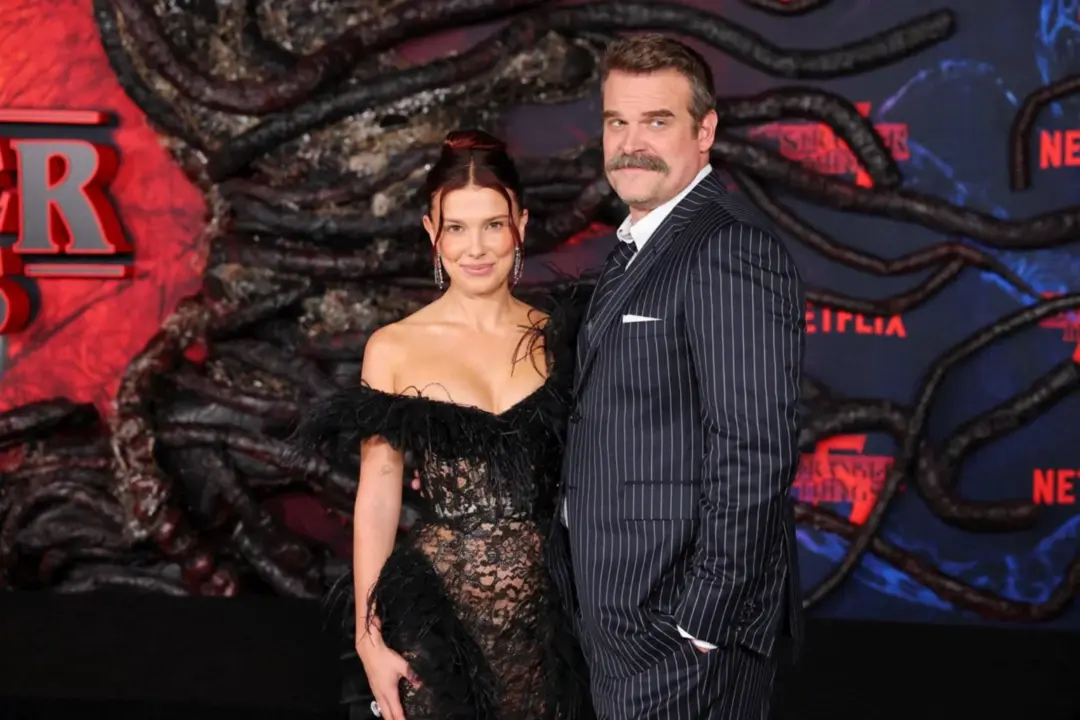 Millie Bobby Brown y David Harbour. / RRSS