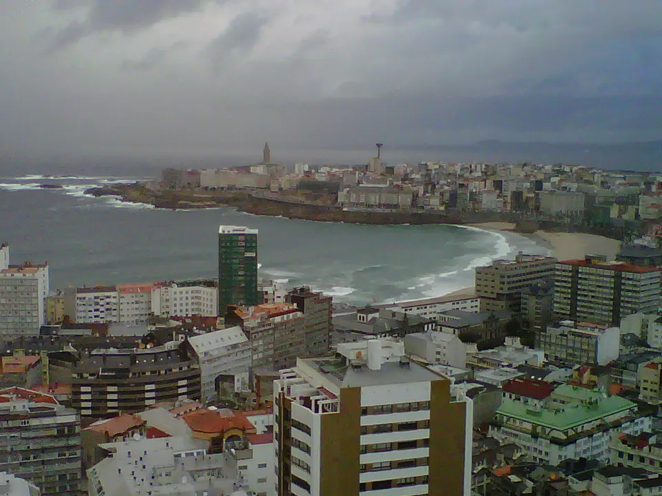 Vistas de viviendas asomadas a las playas del Orz&aacute;n y Riazor, en A Coru&ntilde;a. / Mundiario