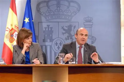 El ministro Luis de Guindos, junto a la vicepresidenta.