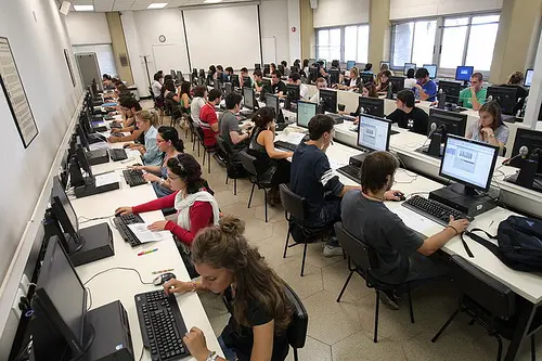 Sala de ordenadores de la Universidad de Navarra.