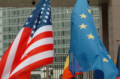 Banderas de EE UU y de la UE. / RR SS.