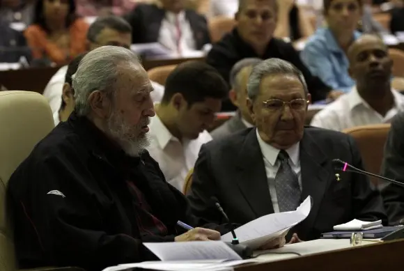 Fidel Castro y Ra&uacute;l Castro.