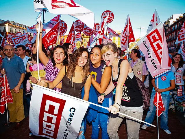 J&oacute;venes espa&ntilde;oles en una manifestaci&oacute;n.