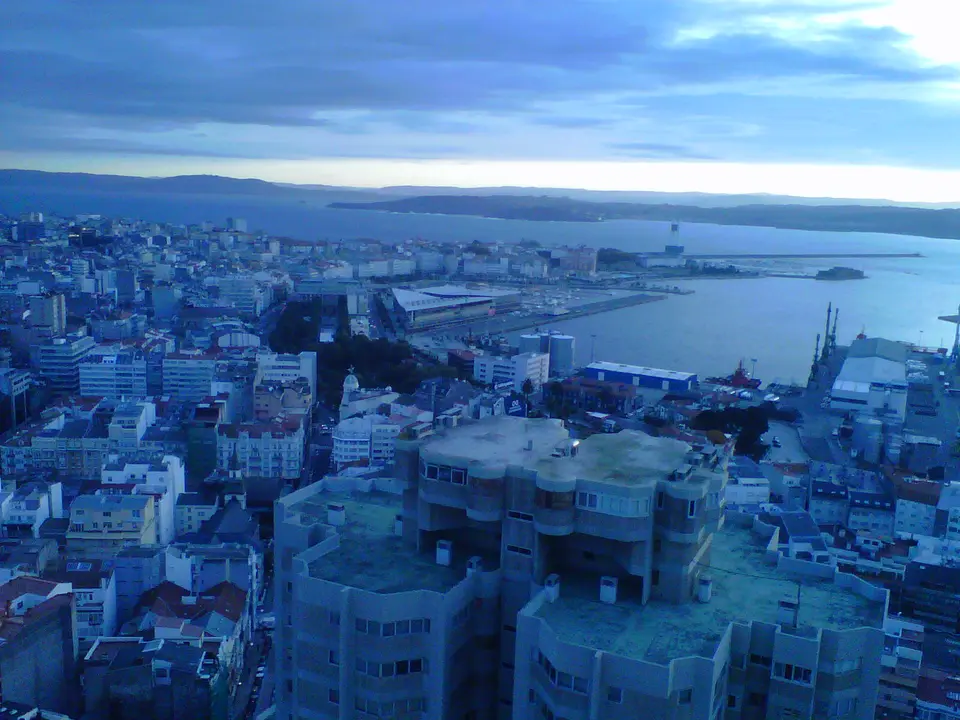 Vista de la zona centro de A Coru&ntilde;a, con la Ciudad Vieja al fondo.