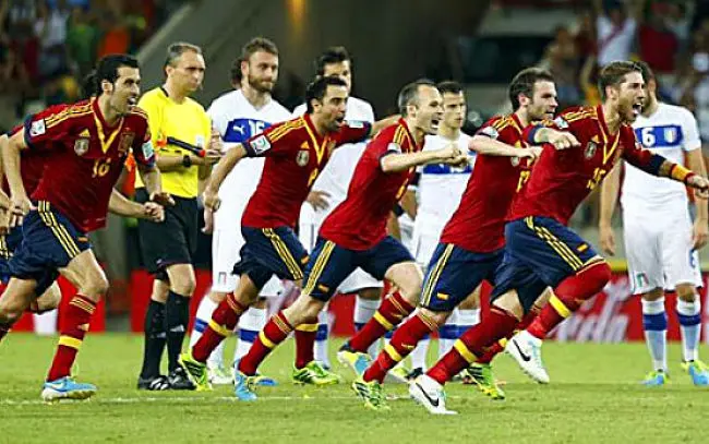 Los jugadores de Espa&ntilde;a celebran el pase a la final ante Brasil, para disgusto de los italianos / T5