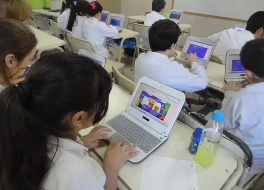 Escolares argentinos en un aula digital.
