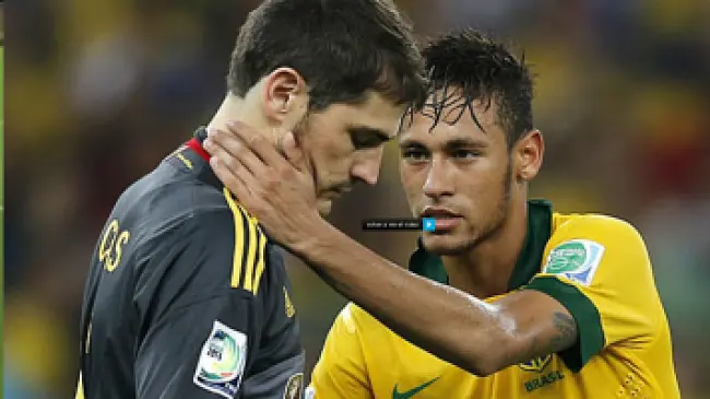 Neymar consuela a Casillas, un bonito gesto captado por Telecinco.