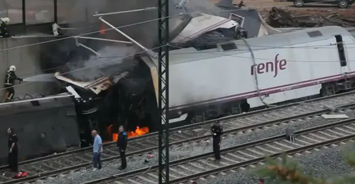 Primeros momentos tras el descarrilamiento del tren en Santiago.