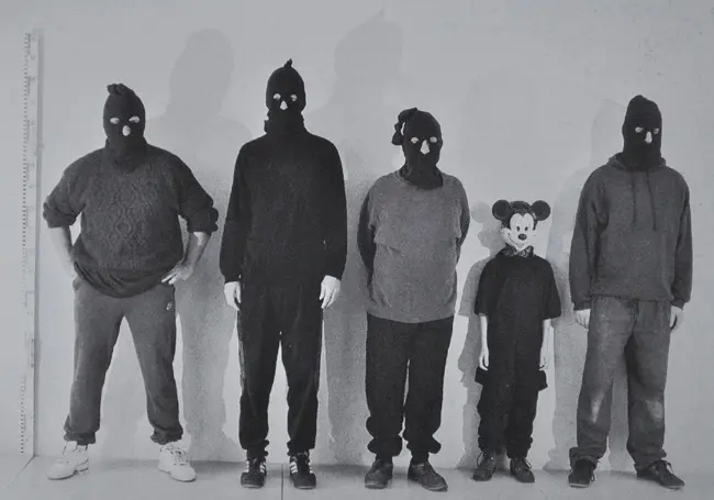 Mickey Mouse sospechoso entre delincuentes - Foto de Luc Descheemaeker