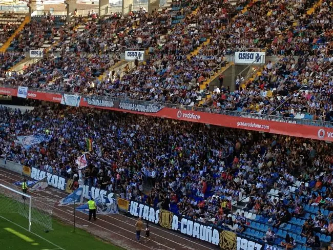 La grada de los aficionados m&aacute;s entusiastas del Deportivo, los Riazor Blues / Xos&eacute; Mah&iacute;a 