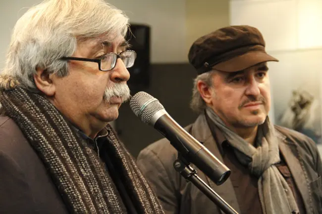 Rafael Ielpi, director del Centro Cultural Roberto Fontanarrosa, habla sobre la obra de &Aacute;ngel Bolig&aacute;n, a su lado.