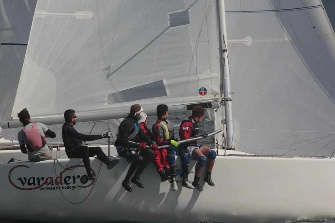 Equipo escuela n&aacute;utica de Portosin. / RR SS.