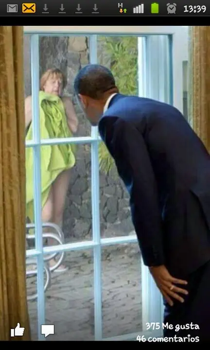 Fotomontaje aparecido en las redes sociales con Obama espiando a Merkel.