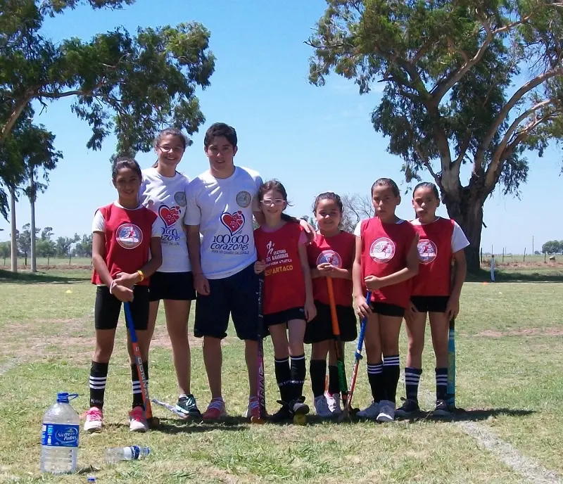 integrantes de la 9na divisi&oacute;n de Espartaco, junto a sus entrenadores en el cierre de Cien Mil Corazones-Tres Algarrobos 2013