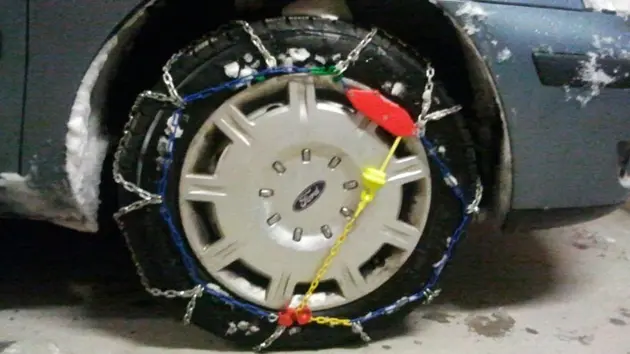 Cadenas montadas en una rueda delantera. / sabescomohacerlo.com