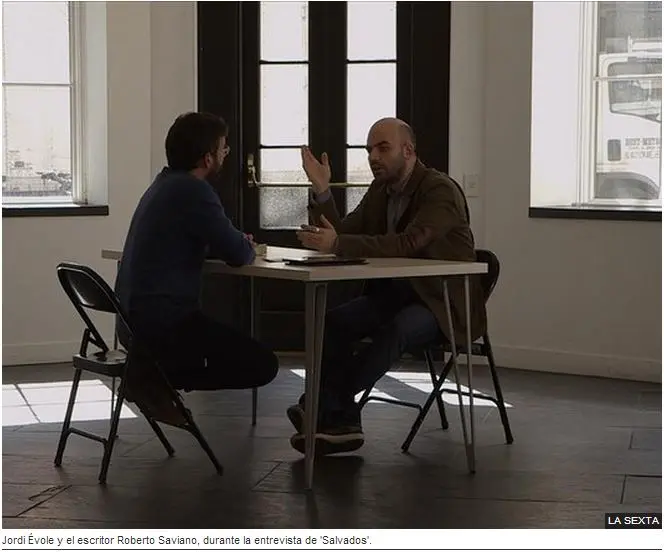 Jordi &Eacute;vole y el escritor Roberto Saviano, durante la entrevista de "Salvados". La sexta