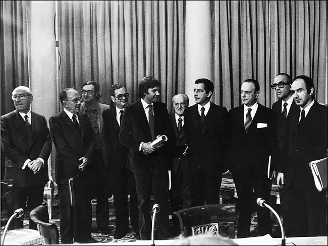 Adolfo Su&aacute;rez con l&iacute;deres de su generaci&oacute;n, al comienzo de la democracia.
