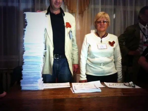 Dos columnas muy reveladoras en una mesa electoral del este de Ucrania: la izquierda: s&iacute; a independencia; la derecha: no. / Twitter