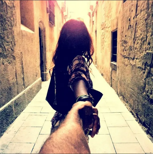 Natalia llevando a Murad por las calles de Barcelona